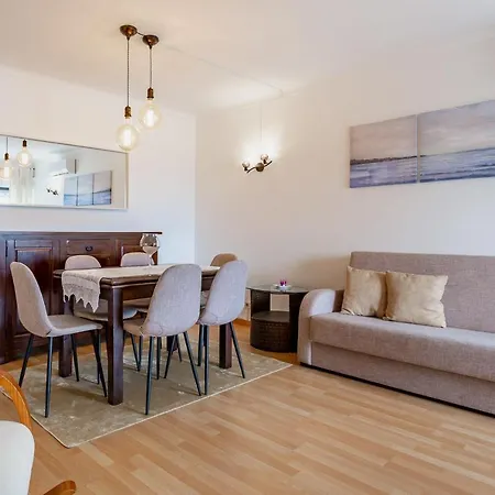 Vila Rosa 1bdr With Balcony & Pool By Lovelystay