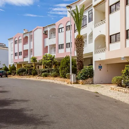 Vila Rosa 1bdr With Balcony & Pool By Lovelystay *